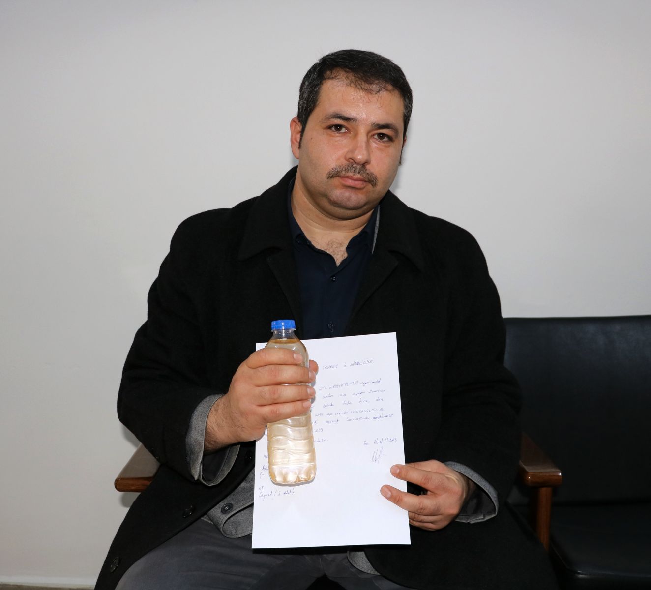 Marketten aldığı pet şişedeki suyun rengi değişti