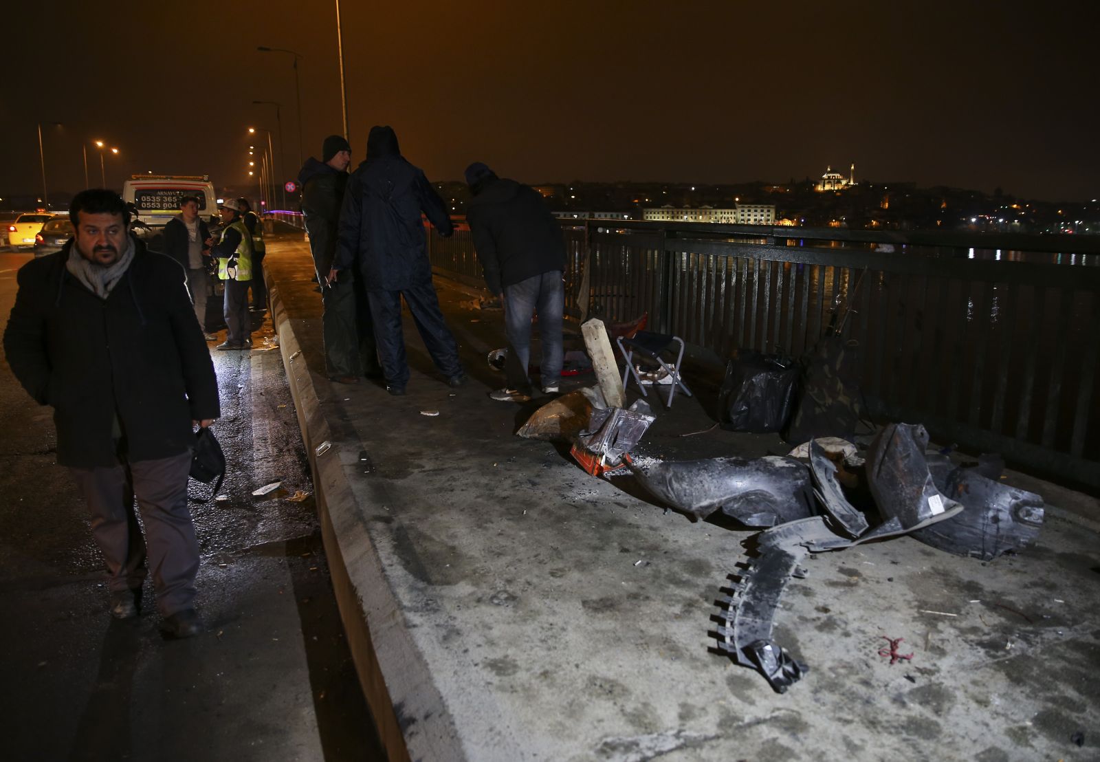 Unkapanı Köprüsü'nde otomobil balık tutanların arasına daldı!
