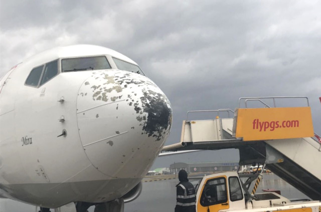 Havadaki uçağın kanatları ve burnu delik deşik oldu