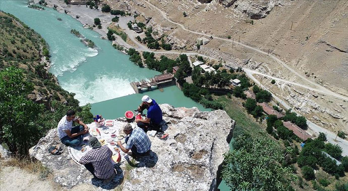 Uçurumun kenarında 'tehlikeli' kahvaltı