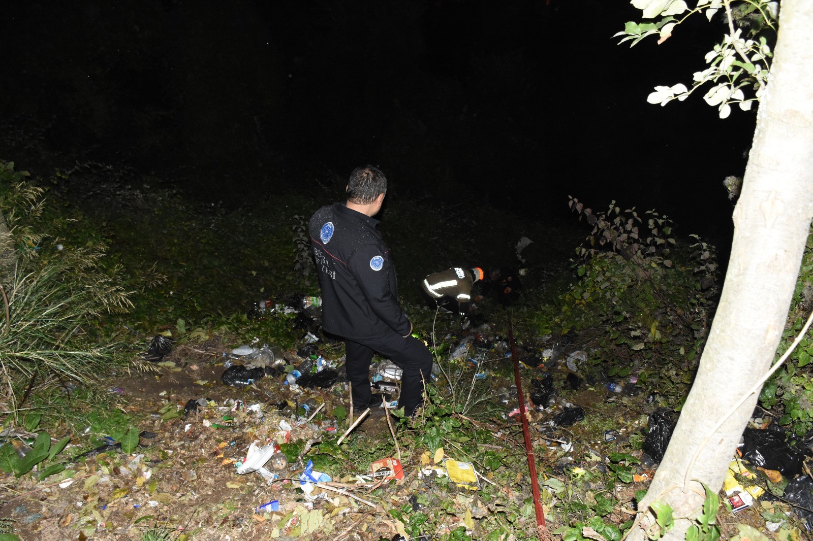 Uçuruma düşen kadın kendisini kurtarmak isteyen ekiplere cep telefonu bulmadan çıkmam dedi