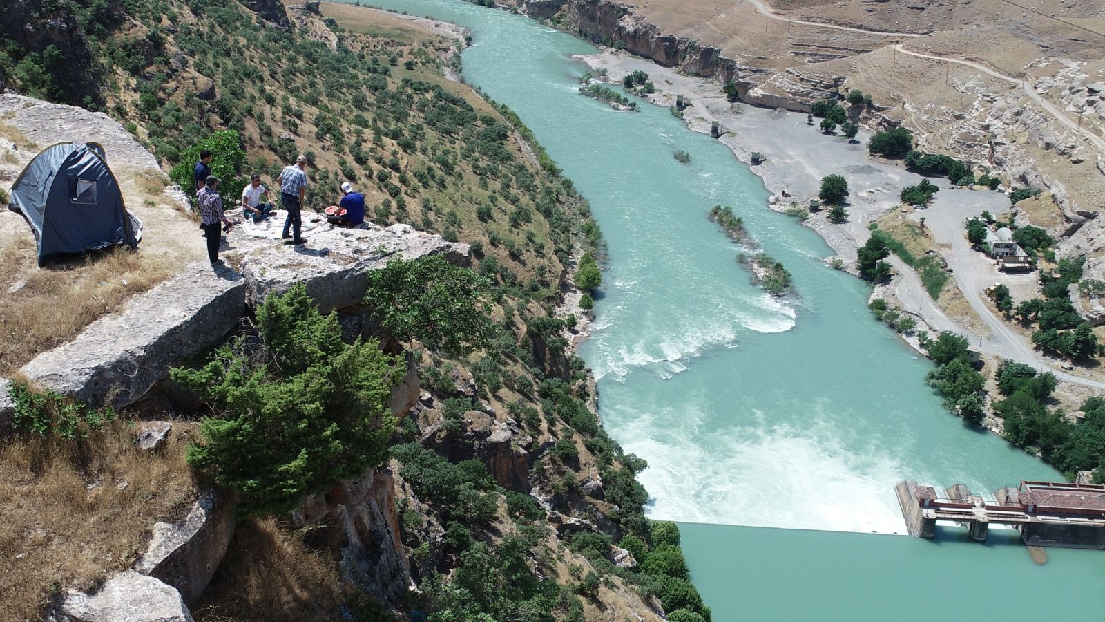 Uçurumun kenarında 'tehlikeli' kahvaltı