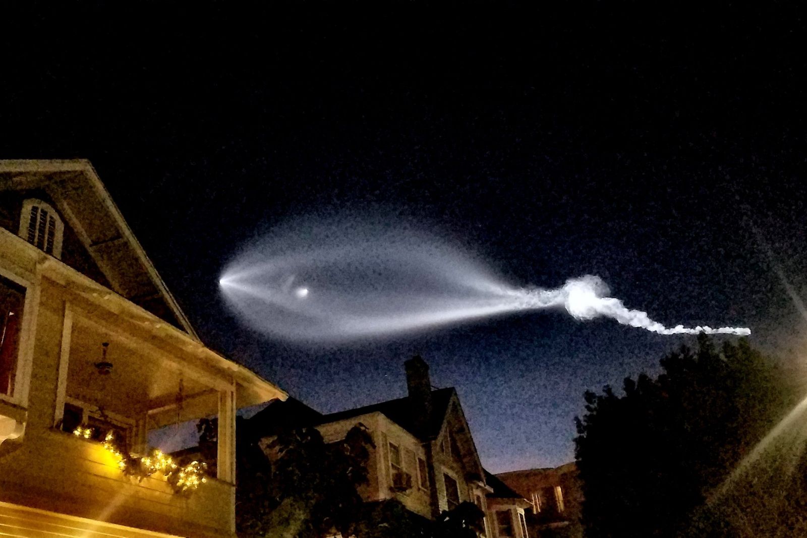 Kaliforniya’dan fırlatıldı, Los Angeles’ı aydınlattı