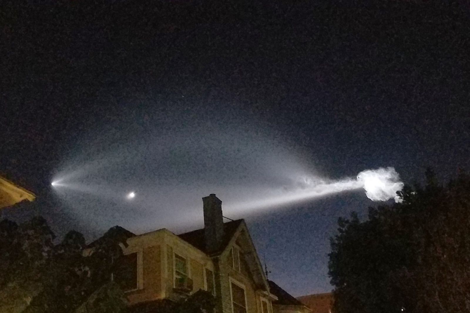 Kaliforniya’dan fırlatıldı, Los Angeles’ı aydınlattı