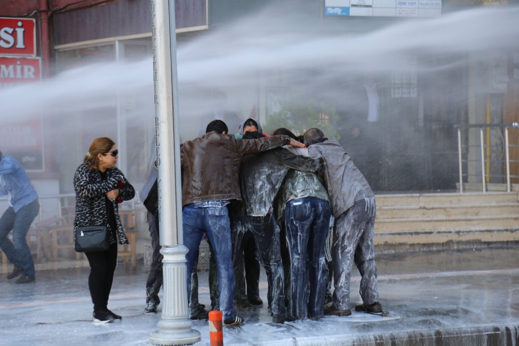 Diyarbakır'da belediye önünde toplananlara vatandaşlardan tepki