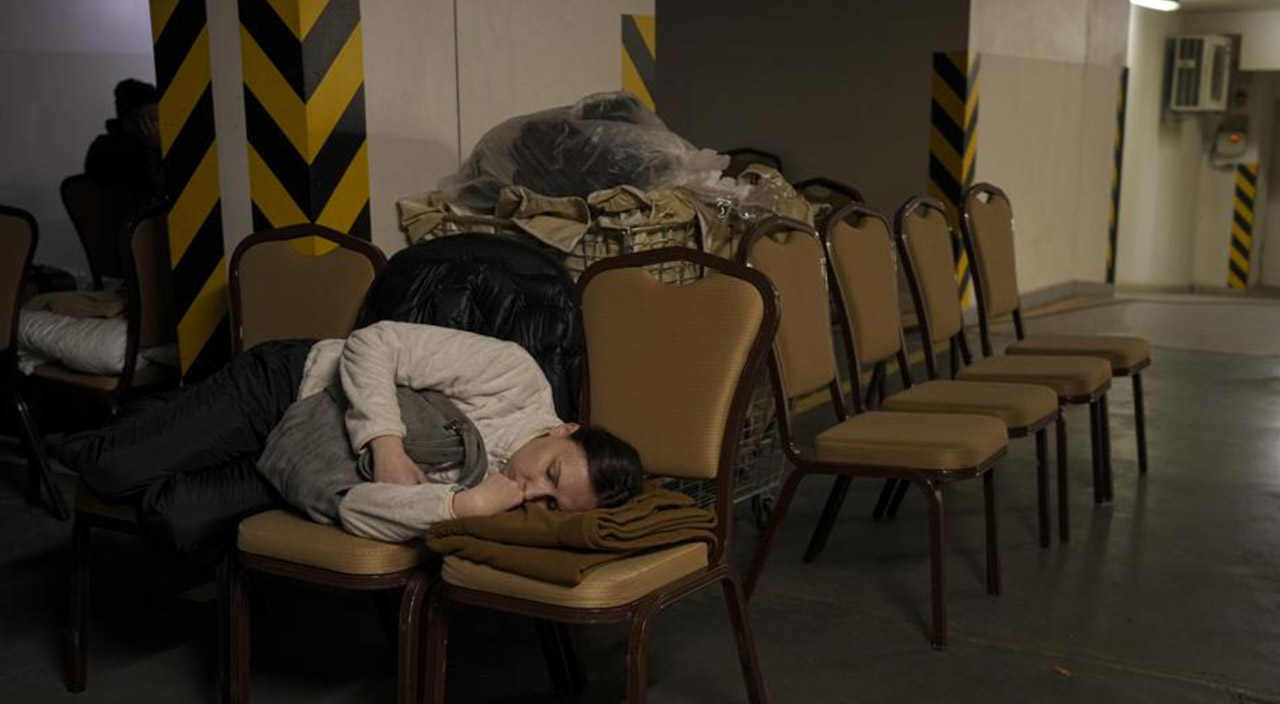 Ukraynalılar evlerindeki yatak ve ısıtıcıları otoparklara taşıdı