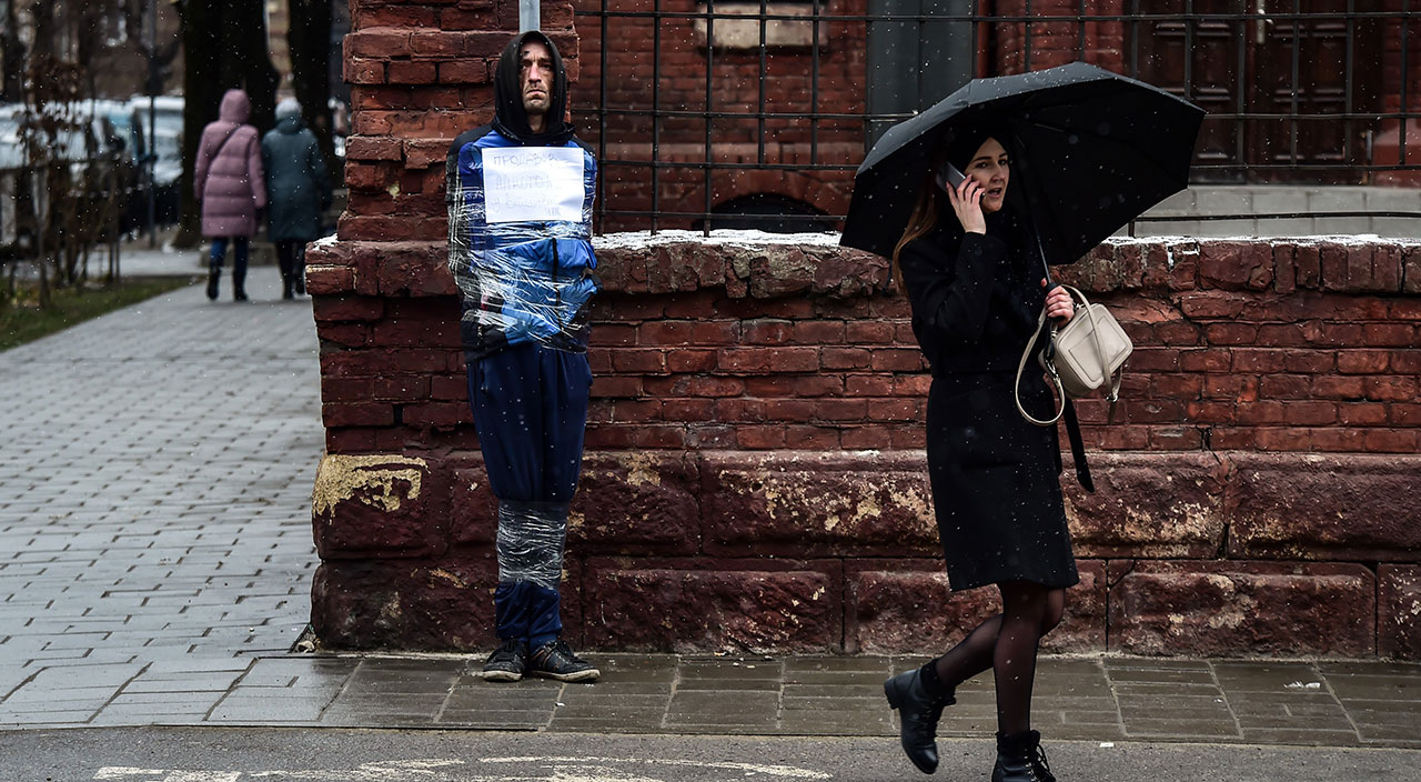 Ukrayna'da ilginç görüntü: Casusluk şüphelisini yakalayıp direğe bağladılar