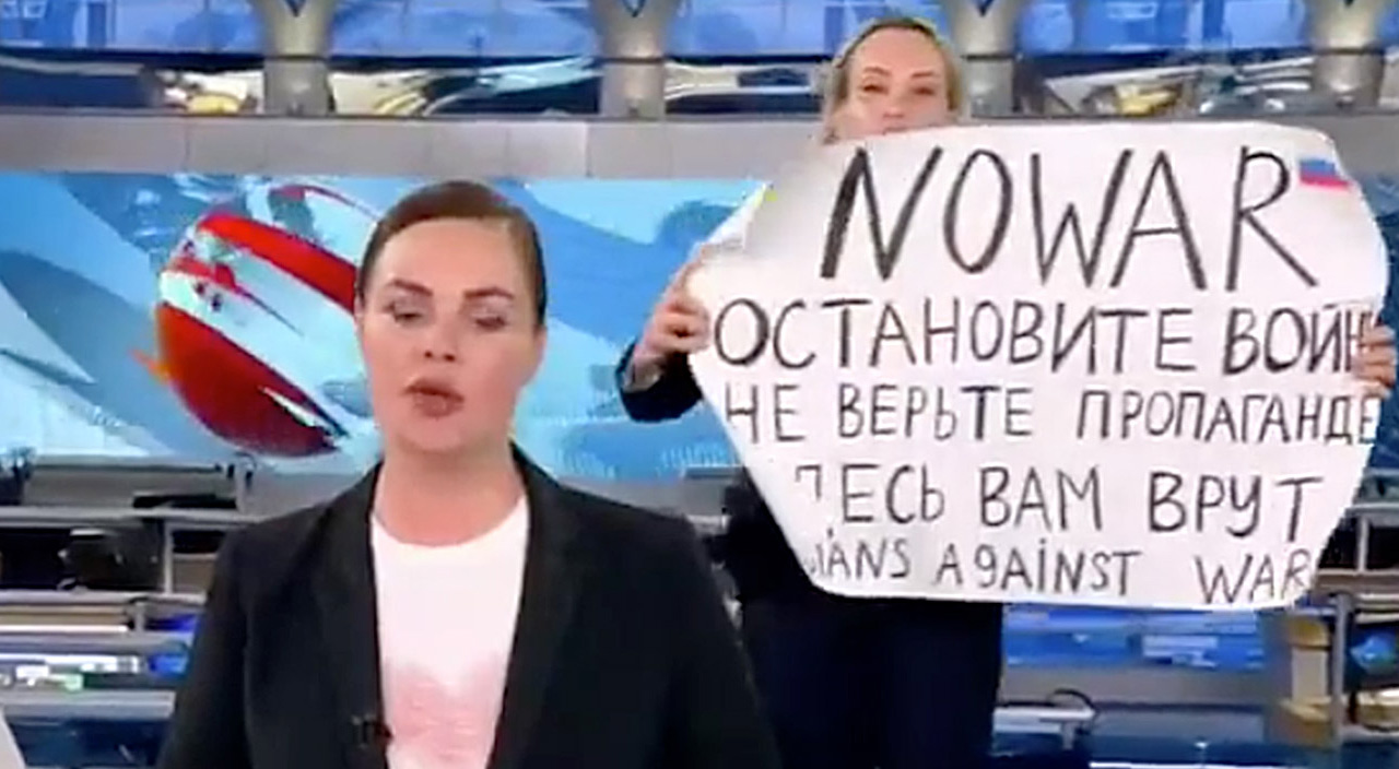 Ukrayna işgalini protesto eden Rus gazeteci gözaltına alındı