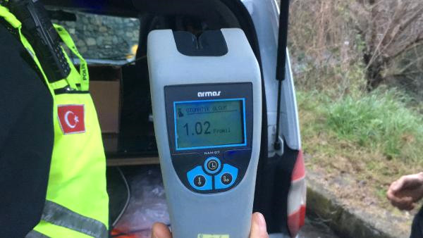 Beşiktaş'ta, otomobilde dehşeti yaşayan kadını çığlıkları kurtardı