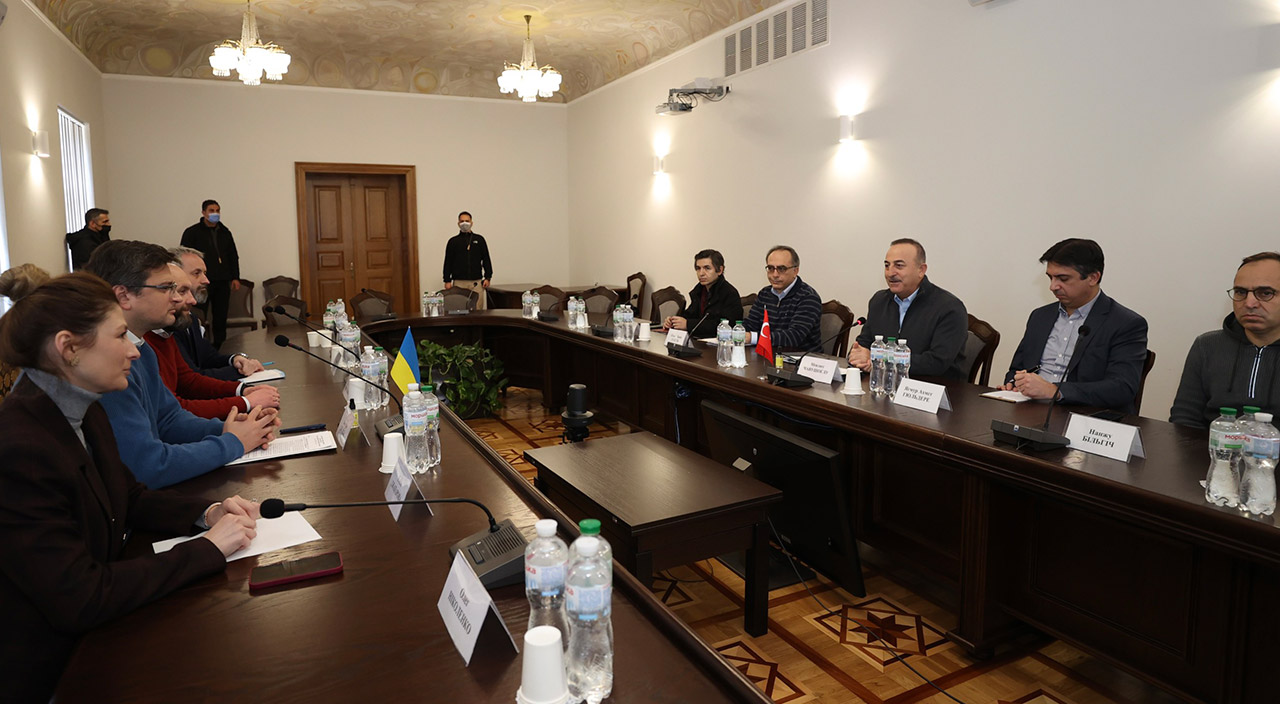 Bakan Çavuşoğlu Ukrayna'da Kuleba ile görüştü
