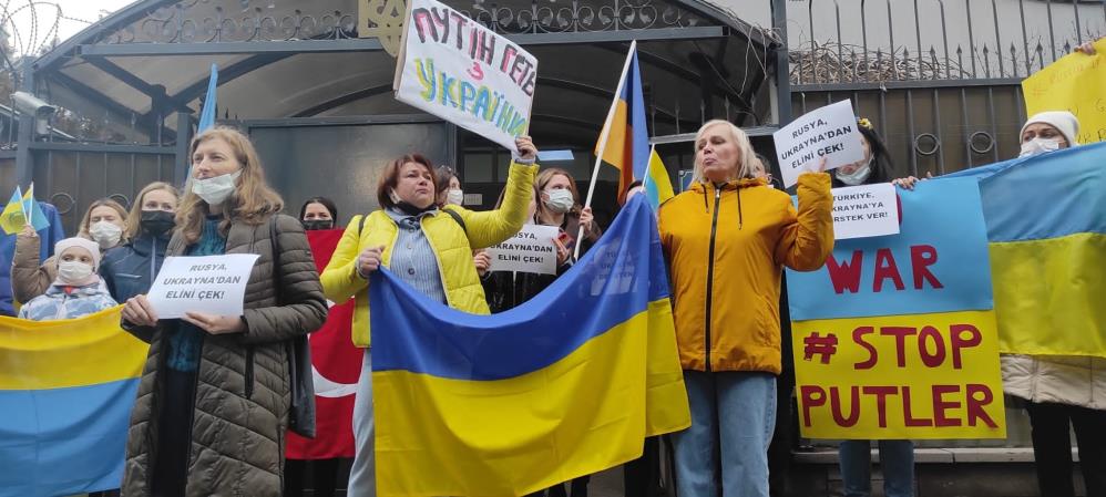 Türkiye'de yaşayan Ukraynalılar'dan protesto: Putin Ukrayna'dan git