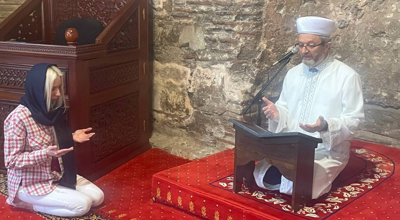 Ezan sesinden etkilenen Ukraynalı kadın Müslüman oldu