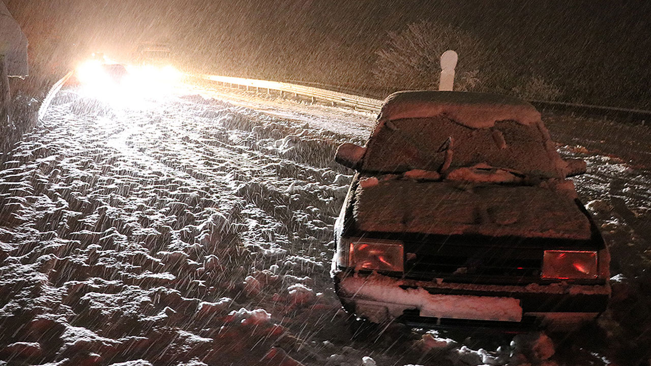 Mart yine kapıdan baktırdı! Denizli-Antalya kara yolu kar nedeniyle ulaşıma kapandı