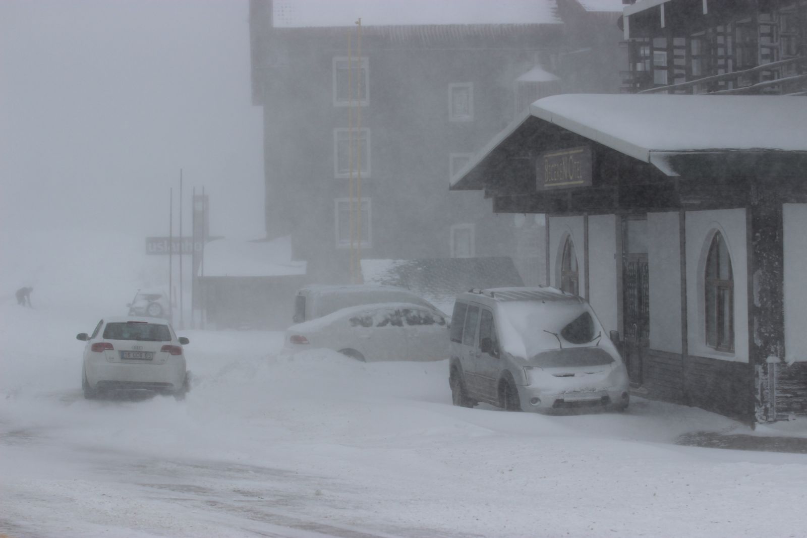 Kayakçıları tipi bile durduramadı! Uludağ'a akın ettiler Kayakçıları tipi bile durduramadı! Uludağ'a akın ettiler