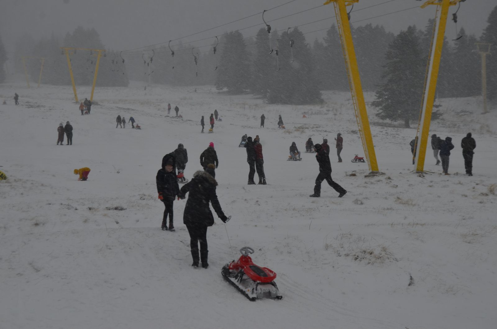 Kayakçıları tipi bile durduramadı! Uludağ'a akın ettiler Kayakçıları tipi bile durduramadı! Uludağ'a akın ettiler