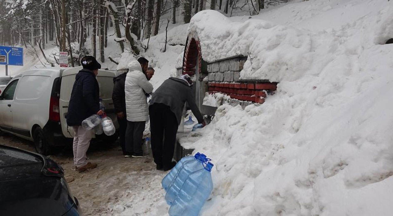 Bu suyu içmek için eksi 10 derecede saatlerce kuyruk bekliyorlar