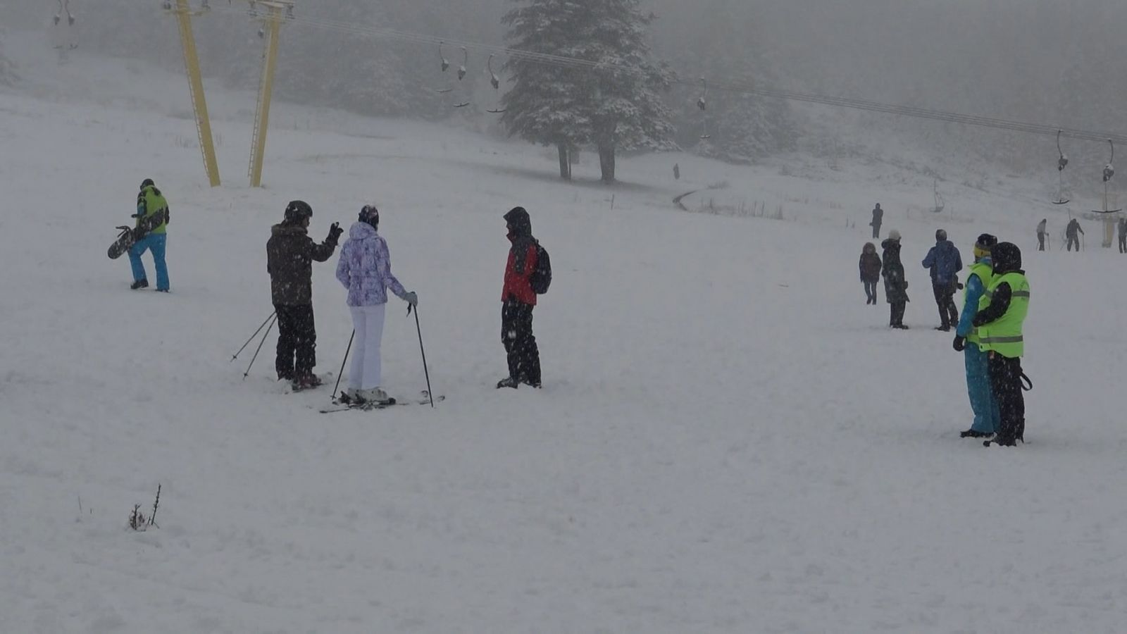Kar yağışı başladı, tatilciler Uludağ’a akın etti