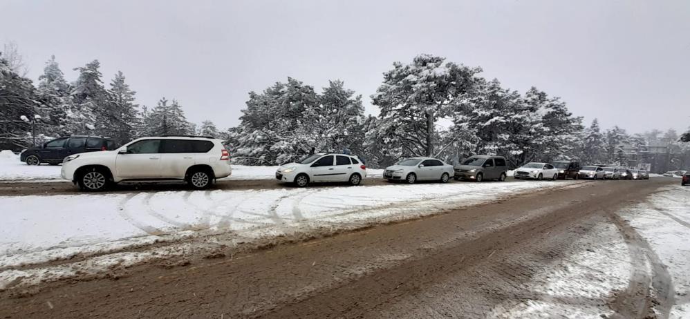 Kar geldi, Uludağ’a kayak meraklıları akın etti