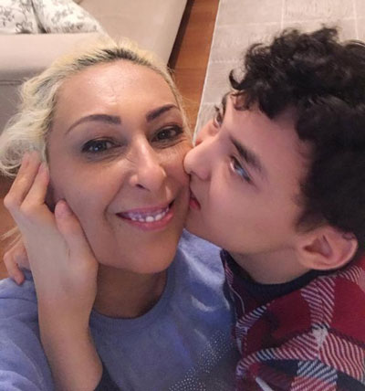 Bir annenin oğlunu  hayatta tutma mücadelesi