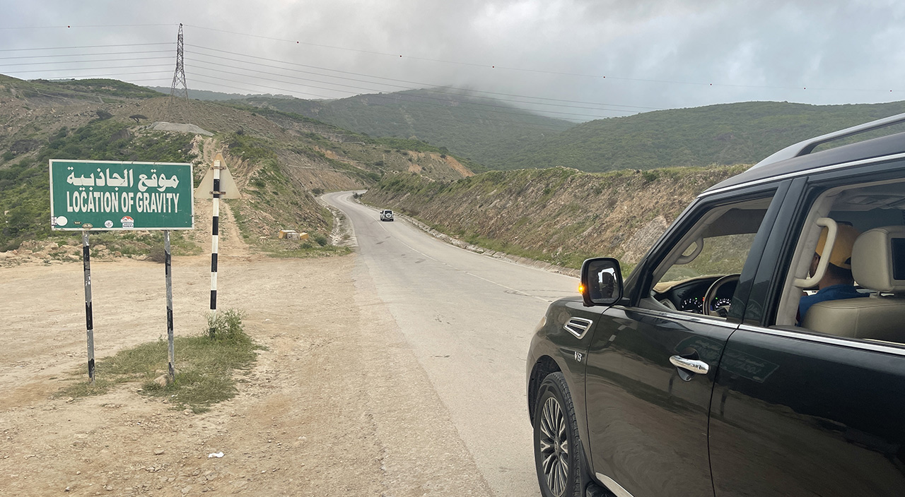 Bardaktan dökülen su bile yukarı doğru akıyor... Yer çekimi olmayan yolda sürücüler şaştı kaldı