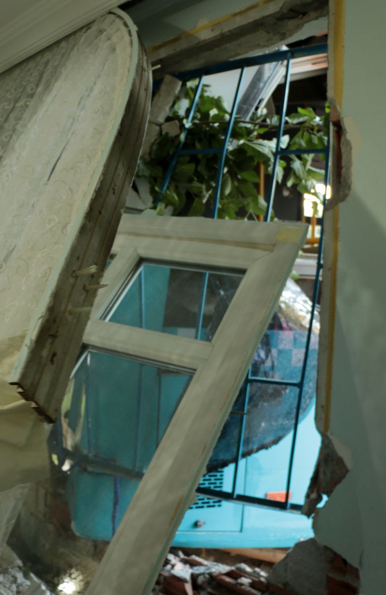 Ümraniye'de el freni çekilmeyen halk otobüsü eve girdi