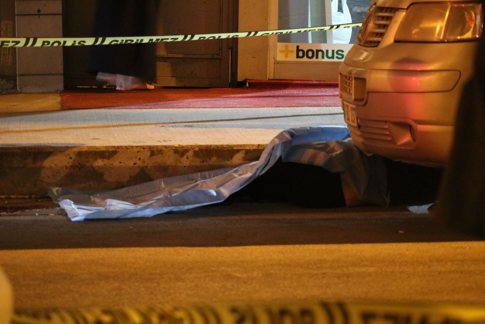 Ümraniye’de 15 yaşındaki genç kız camdan atlayarak intihar etti