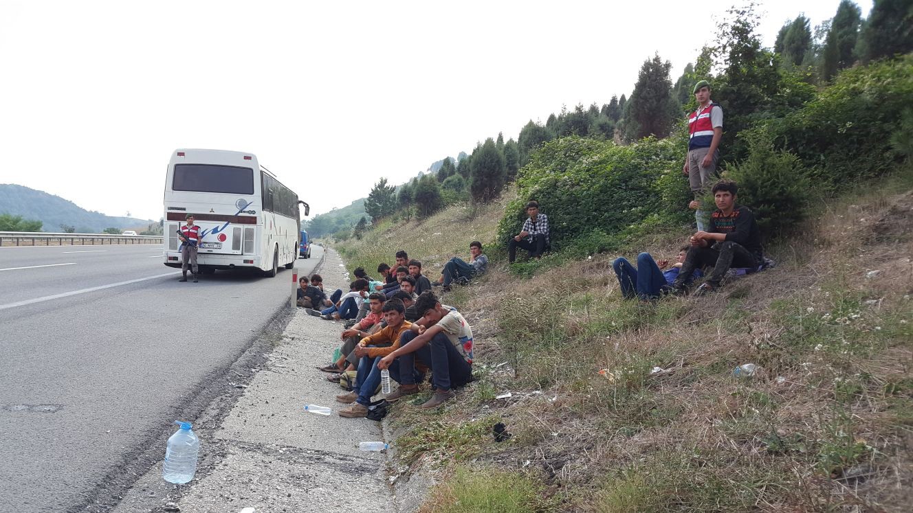 Otobüsteki kalabalığı gören sürücüler ihbar etti, mülteciler yakalandı