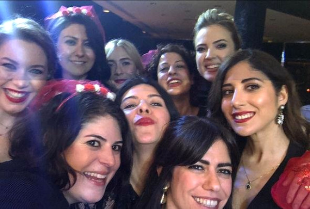 Ünlü sunucu Simge Fıstıkoğlu, kına gecesi yaptı