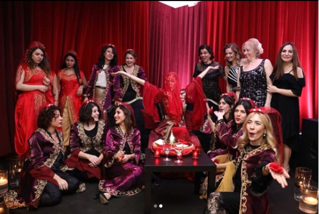 Ünlü sunucu Simge Fıstıkoğlu, kına gecesi yaptı