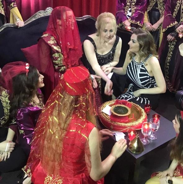 Ünlü sunucu Simge Fıstıkoğlu, kına gecesi yaptı