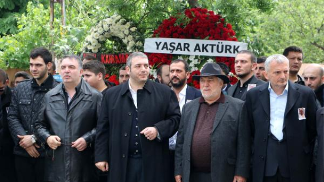 Ünlü isimler Oflu İsmail'in oğlunun cenazesine akın etti Ünlü isimler Oflu İsmail'in oğlunun cenazesine akın etti