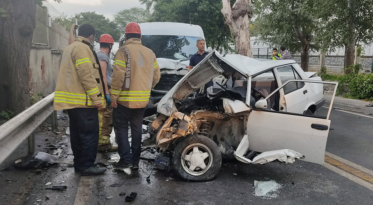 Florya'da feci kaza! Otomobil hurdaya döndü, yaralılar var