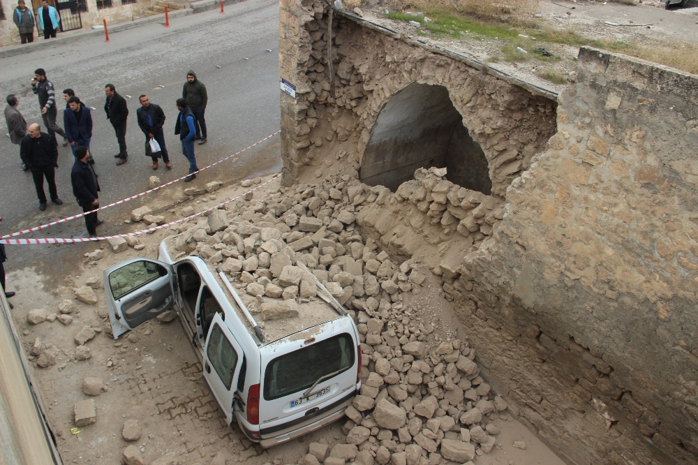 Arabanın üzerine duvar yıkıldı, sürücü ölümden döndü