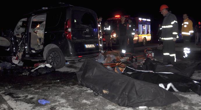 Katliam gibi kaza: 3 ölü, 3 yaralı Katliam gibi kaza: 3 ölü, 3 yaralı