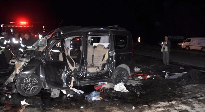 Katliam gibi kaza: 3 ölü, 3 yaralı Katliam gibi kaza: 3 ölü, 3 yaralı