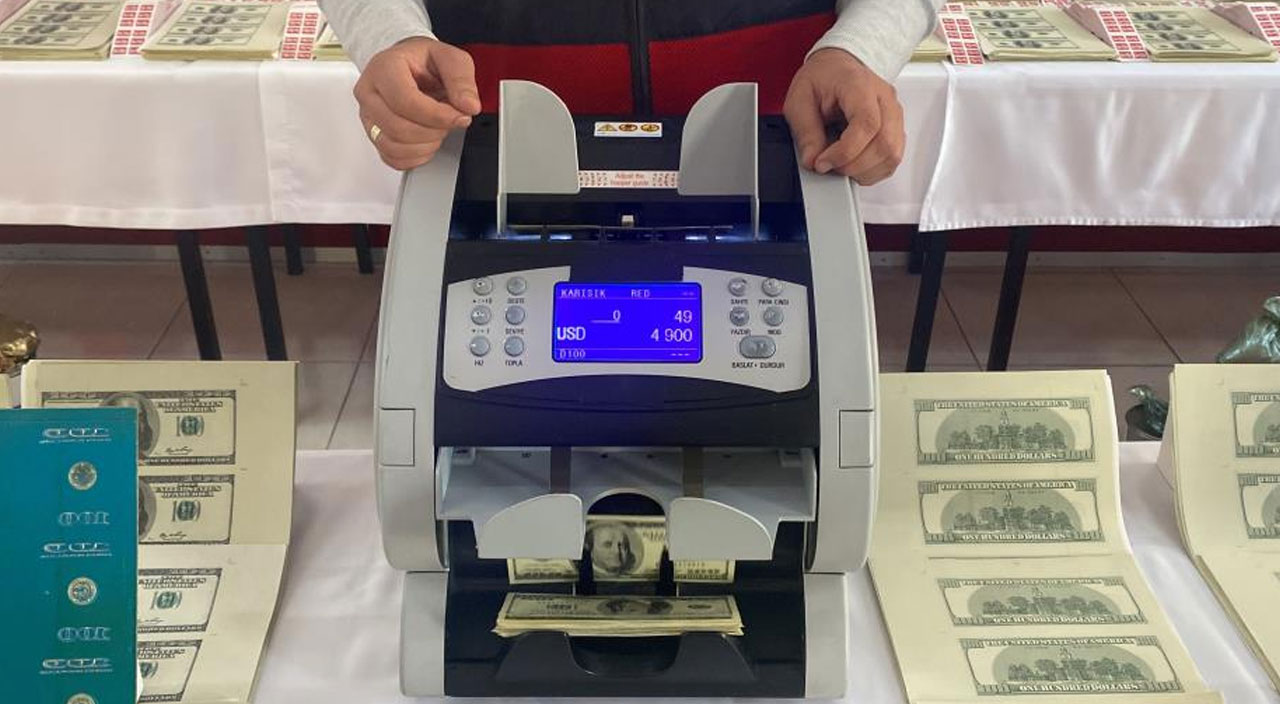 Zeytinburnu’nda sahte döviz basan iş yerine suçüstü: 40 milyon liralık dolar ele geçirildi Zeytinburnu’nda sahte döviz basan iş yerine suçüstü: 40 milyon liralık dolar ele geçirildi