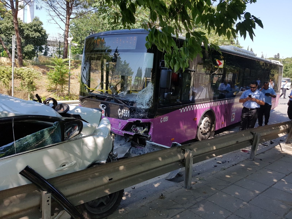 Üsküdar’da freni boşalan otobüs 10 araca çarptı: 11 yaralı