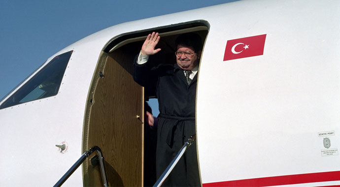 Turgut Özal dualarla yâd ediliyor: Türkiye'ye çağ atlatan adam