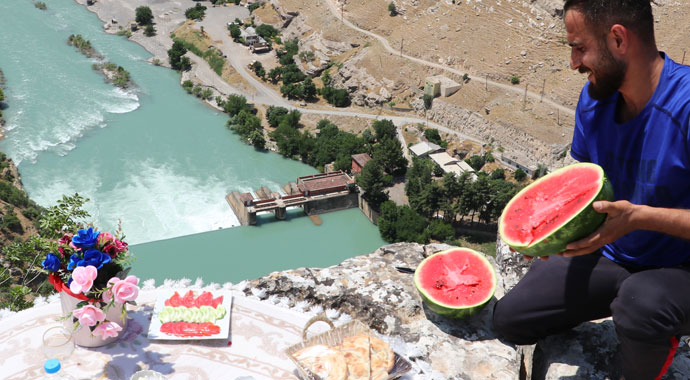 Uçurumun kenarında 'tehlikeli' kahvaltı