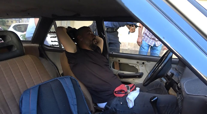 Bursa'da ilginç olay: Tanımadığı adamı aracında uyurken buldu