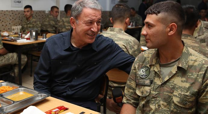 Bakan Hulûsi Akar bayram namazını sıfır noktasında kıldı