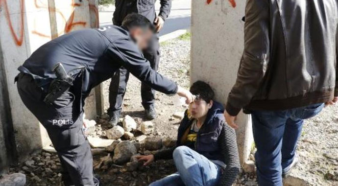 Uyuşturucudan bayılan genç: Polis misin, hamamcı mısın; beni neden yıkıyorsun?