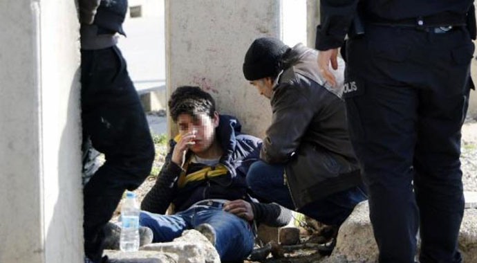 Uyuşturucudan bayılan genç: Polis misin, hamamcı mısın; beni neden yıkıyorsun?