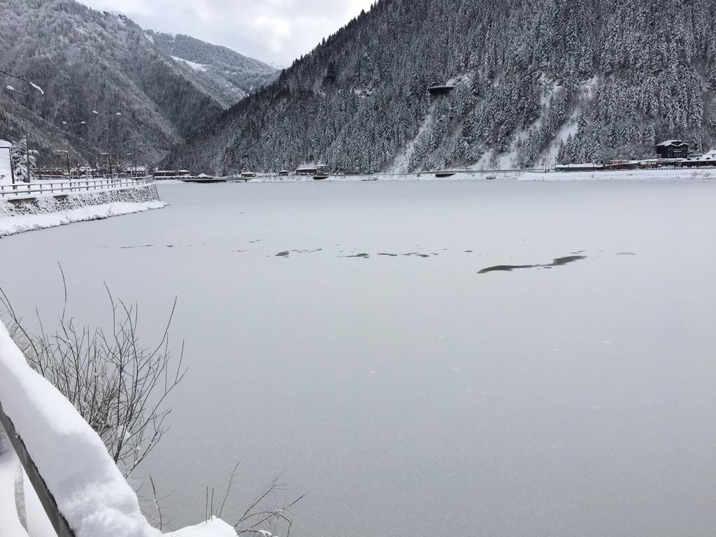 Turistlerin uğrak mekanı Uzungöl dondu