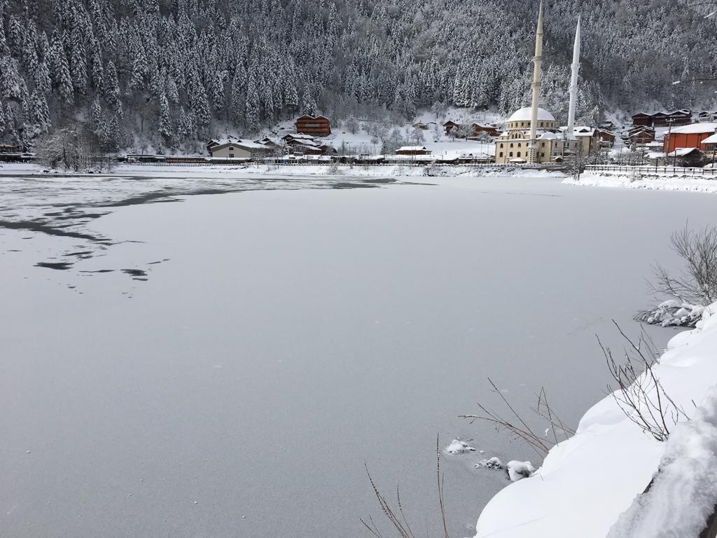 Turistlerin uğrak mekanı Uzungöl dondu