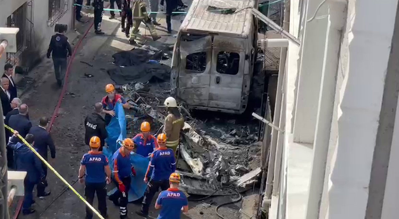 Son dakika! Bursa'da uçak evlerin arasına düştü: 2 ölü