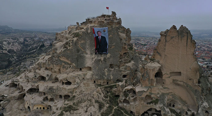 Dünyanın en yüksek peribacasına Cumhurbaşkanı Erdoğan'ın posteri asıldı