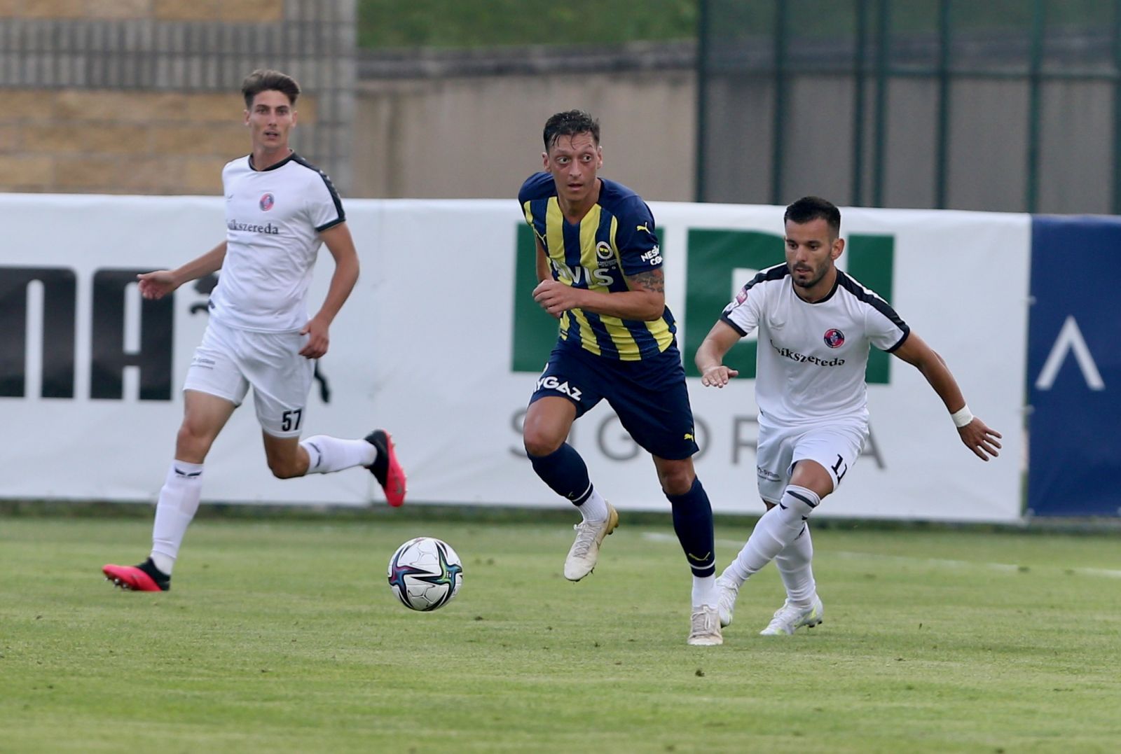 Mesut Özil dümende