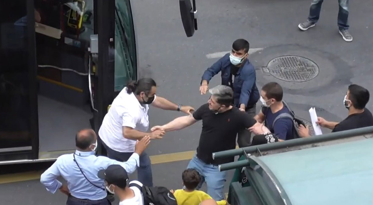 Kadıköy’de tekmeli yumruklu durak kavgası