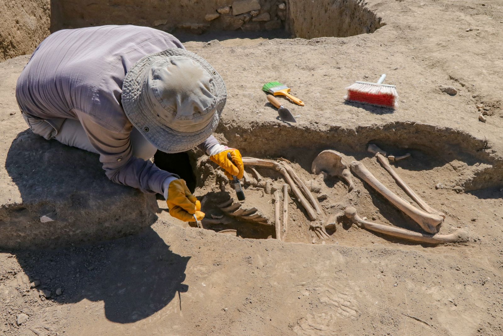 Kafatası olmayan 2 bin 700 yılık iskelet araştırılıyor